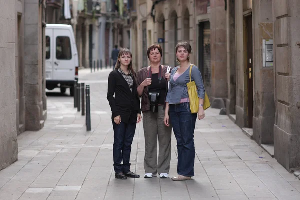 Kvinnor utgör i gotiska kvarteren i barcelona — Stockfoto