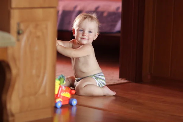 Baby spielt zu Hause — Stockfoto