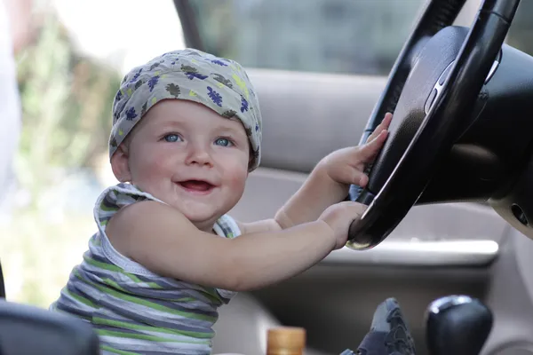 Baby posiert im Auto — Stockfoto