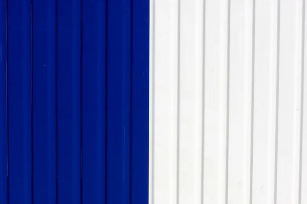 Синий белый забор — стоковое фото