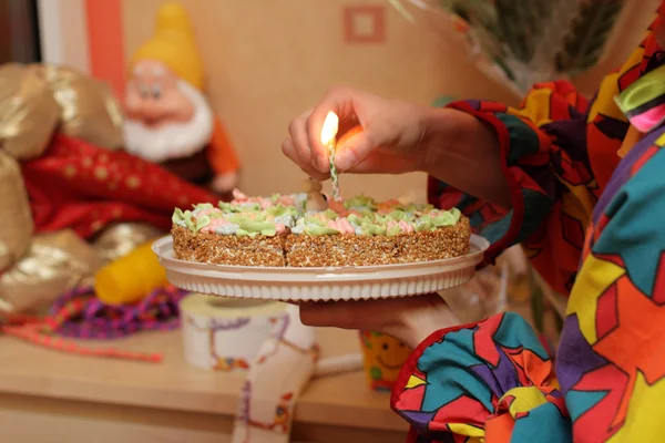 Mujer instala vela en la torta — Foto de Stock