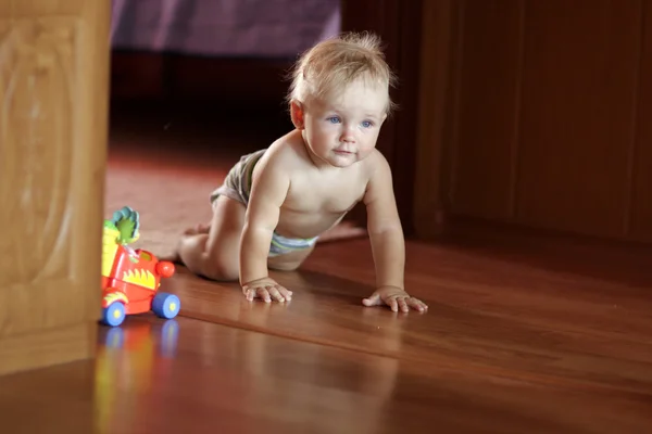 Baby creeps on floor — Stock Photo, Image