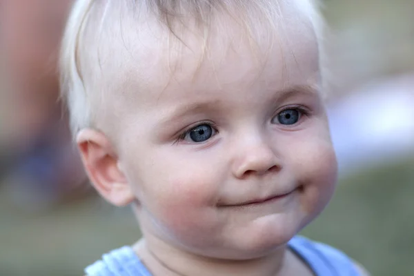Sonriente bebé al aire libre — Foto de Stock