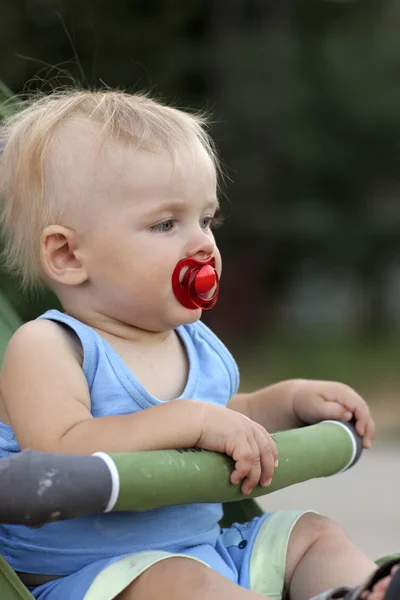 Ребенок сидит в коляске — стоковое фото