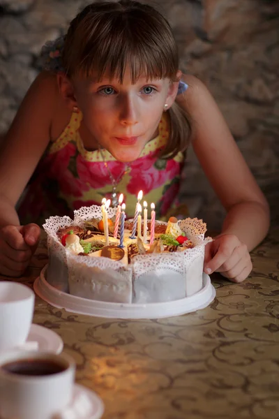 Девушка задувает свечи — стоковое фото