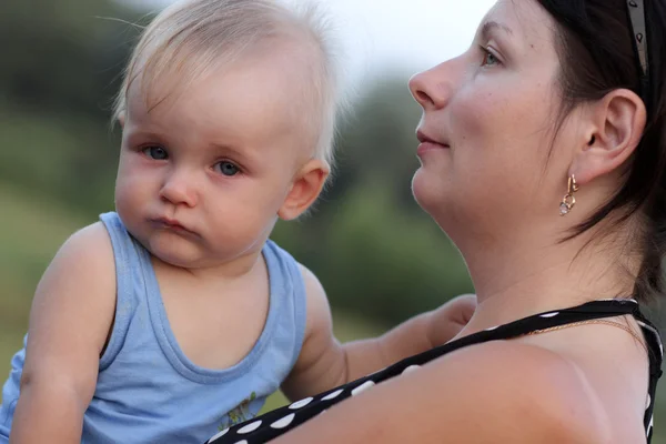 Triste bebé con su madre —  Fotos de Stock