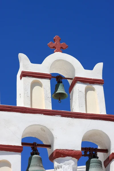 サントリーニ島で教会の鐘楼 — ストック写真