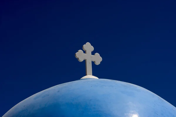 Koepel van de kerk op een hemelachtergrond, santorini — Stockfoto