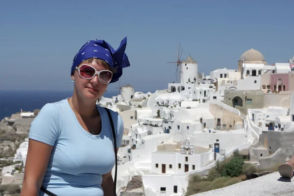Frau posiert vor Santorini-Hintergrund — Stockfoto