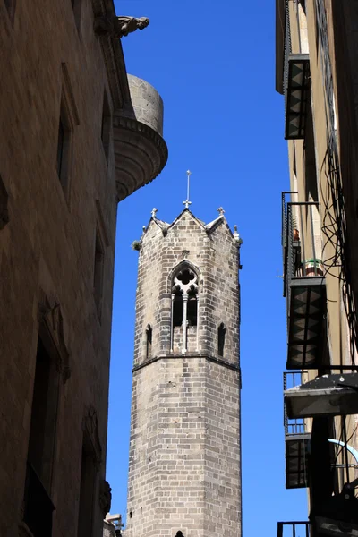 Binalar arasında Katedrali — Stok fotoğraf