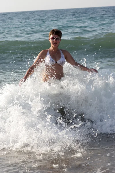 海の波で女性のポーズ — 图库照片