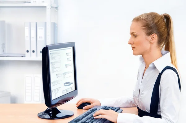 Kobieta pracuje przy komputerze — Zdjęcie stockowe