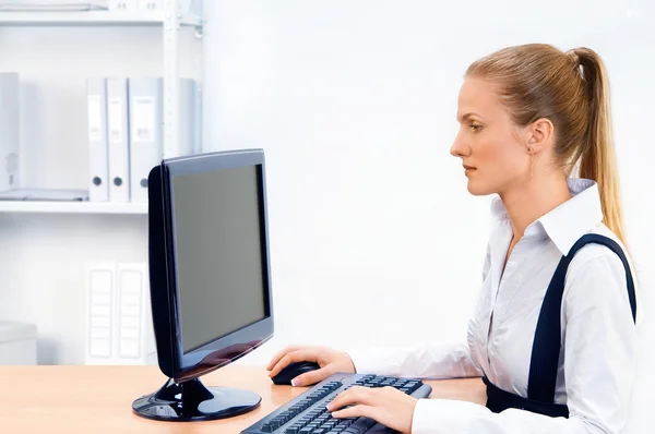 Kobieta pracuje przy komputerze — Zdjęcie stockowe