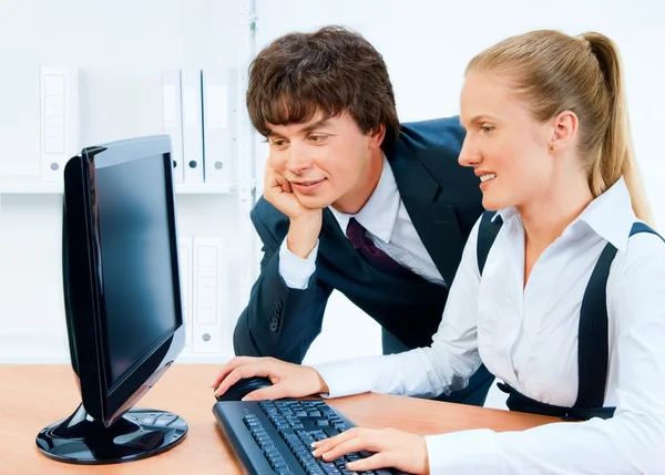Sorrindo e jovens empresas trabalhando juntas no comput — Fotografia de Stock