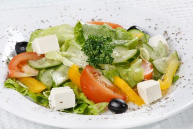 Sezar salatası beyaz bir plaka