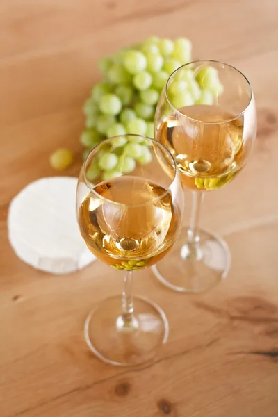 Ramo de uvas y vino blanco —  Fotos de Stock