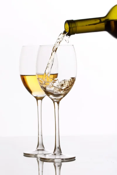 Wijn gieten naar beneden van een fles wijn — Stockfoto