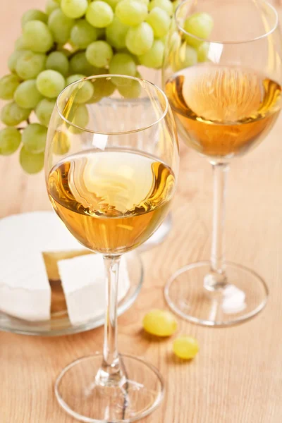 Куча винограда и белое вино — стоковое фото