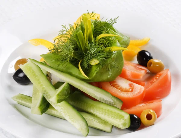 Тарелка из свежих овощей — стоковое фото