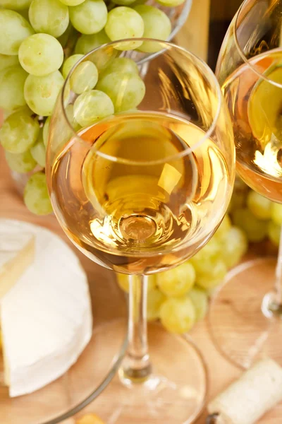 Stilleven met bos van druiven en witte wijn — Stockfoto