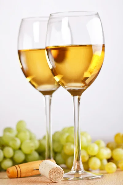 Bodegón con racimo de uvas y vino blanco — Foto de Stock