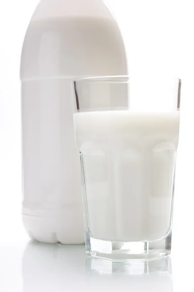 Молоко в пляшці — стокове фото
