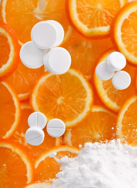 Comprimidos brancos com laranjas — Fotografia de Stock