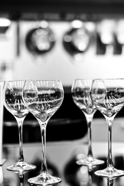 Glazen bekers op de tafel — Stockfoto