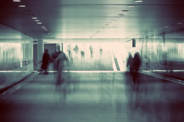 Beweging vervagen van het lopen in de metro — Stockfoto