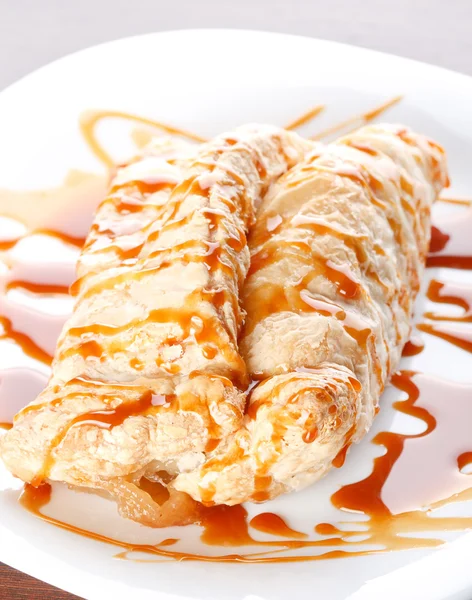 Puff pastry with caramel — Stock Photo, Image