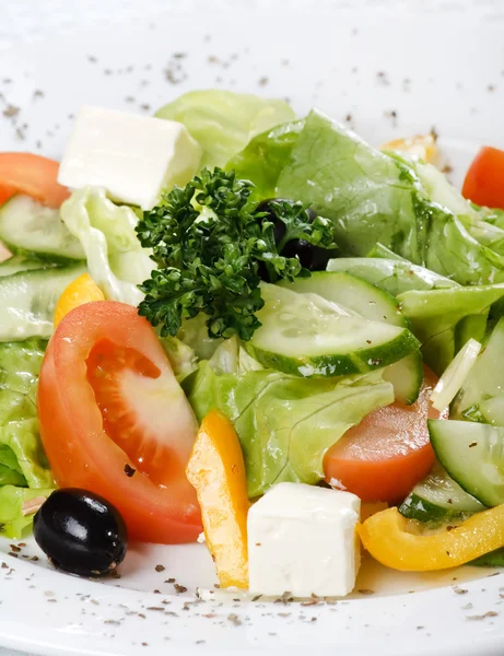 Salada Caesar em um prato branco — Fotografia de Stock