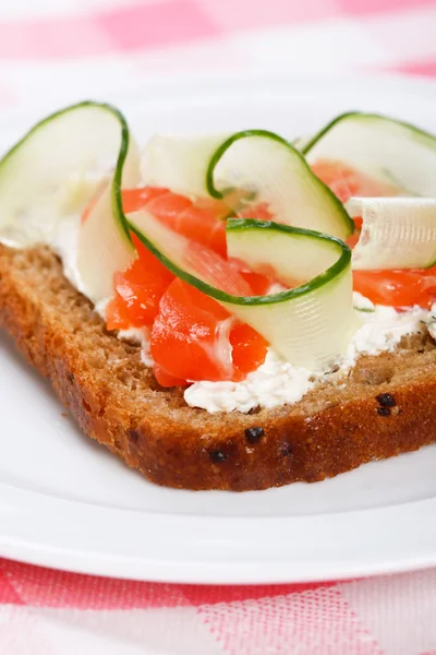 Toast con verdure e pesce — Foto Stock
