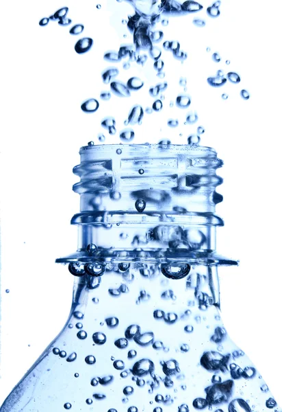 Μπουκάλι σε καθαρό νερό με φυσαλίδες — Φωτογραφία Αρχείου