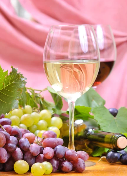 葡萄酒杯红酒与瓶 — 图库照片