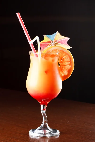 Cocktail no fundo preto — Fotografia de Stock
