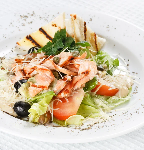 Salad with grilled salmon fillet — Stock Photo, Image