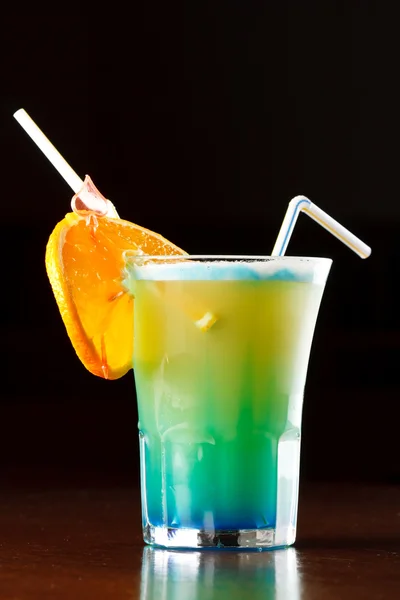 Sommergetränk mit einem Stück Orange — Stockfoto