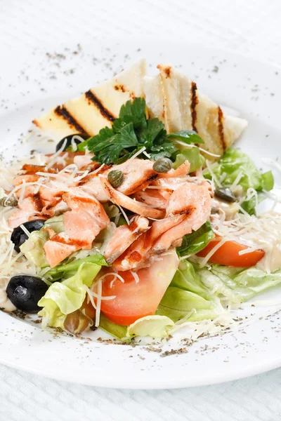 Salad with grilled salmon fillet — Stock Photo, Image