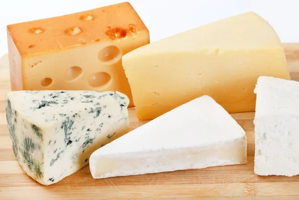 Ahşap tahta üzerinde peynir — Stok fotoğraf
