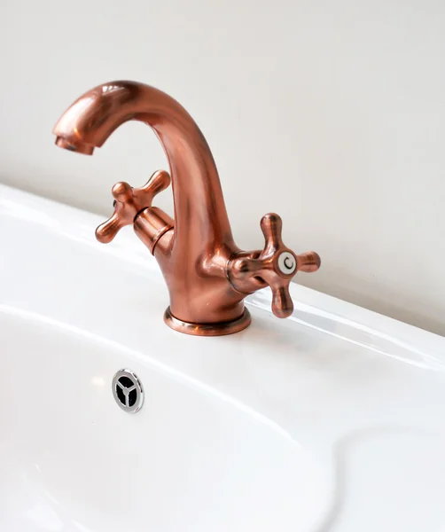 Wasserhahn im Badezimmer — Stockfoto