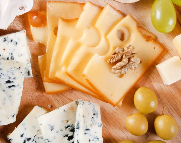 Grosso gruppo di formaggi — Foto Stock