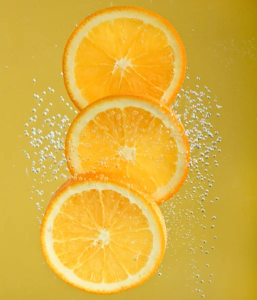 Naranja fresca en agua con burbujas — Foto de Stock