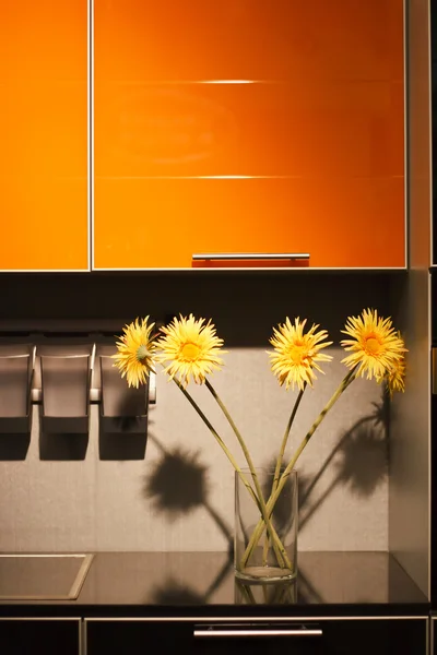 Cozinha moderna com flores — Fotografia de Stock