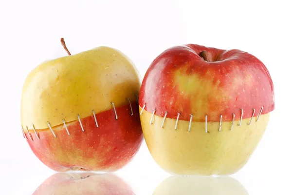 Яблука об'єднані з двох частин — стокове фото