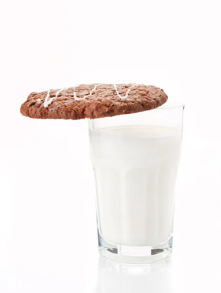 Склянка молока з печивом — стокове фото