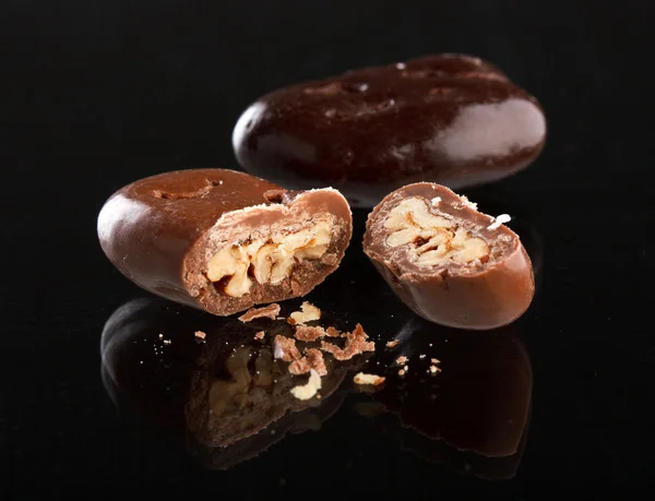Amêndoas no chocolate — Fotografia de Stock