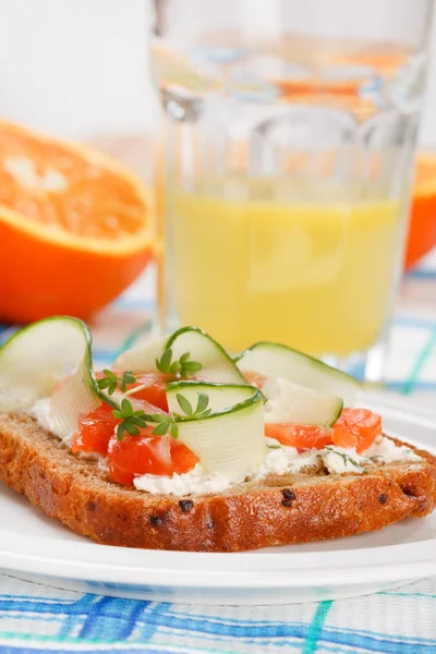 Sebze ve balık tost — Stok fotoğraf
