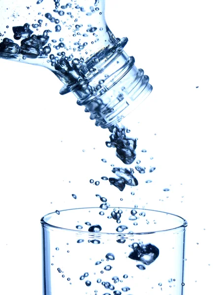 Flaske i rent vand med bobler - Stock-foto