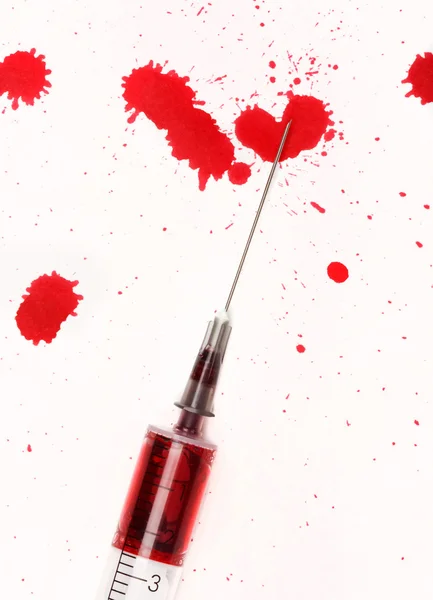 Кровь со шприцем — стоковое фото