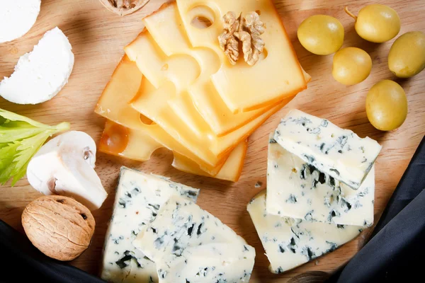 Büyük bir grup peynirler — Stok fotoğraf
